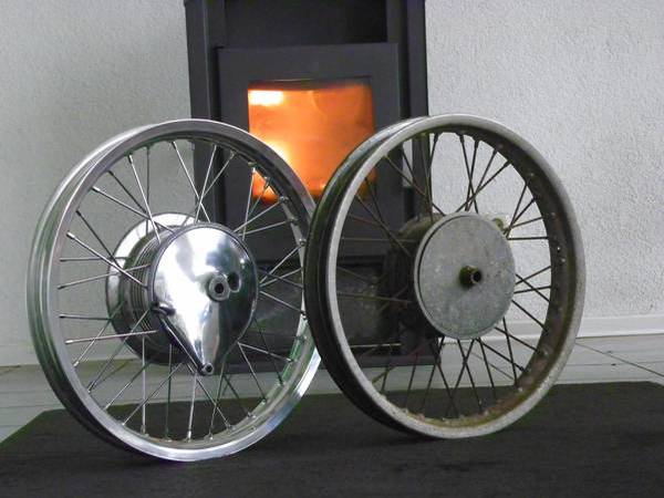 unbearbeitete Vorderfelge und neu eingespeichte und polierte Hinterfelge einer MZ TS 150